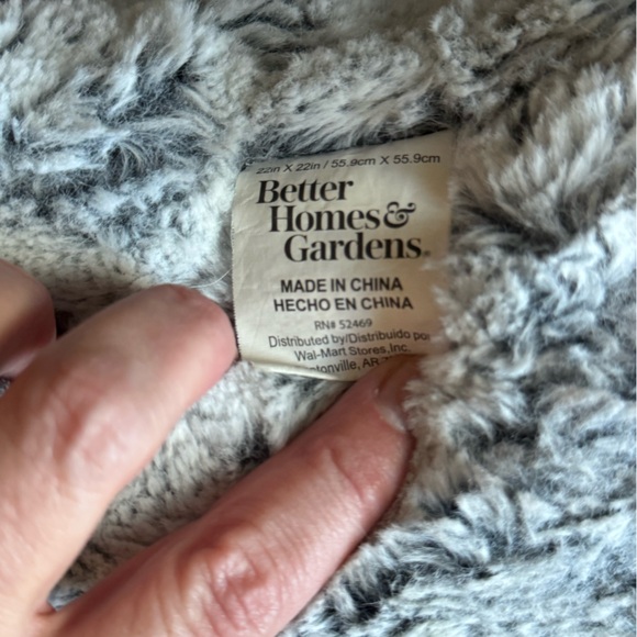 Better Homes & Gardens Texture Faux Fur Wavy Pillow, 22 x 22, Grey, Square - Picture 4 of 4